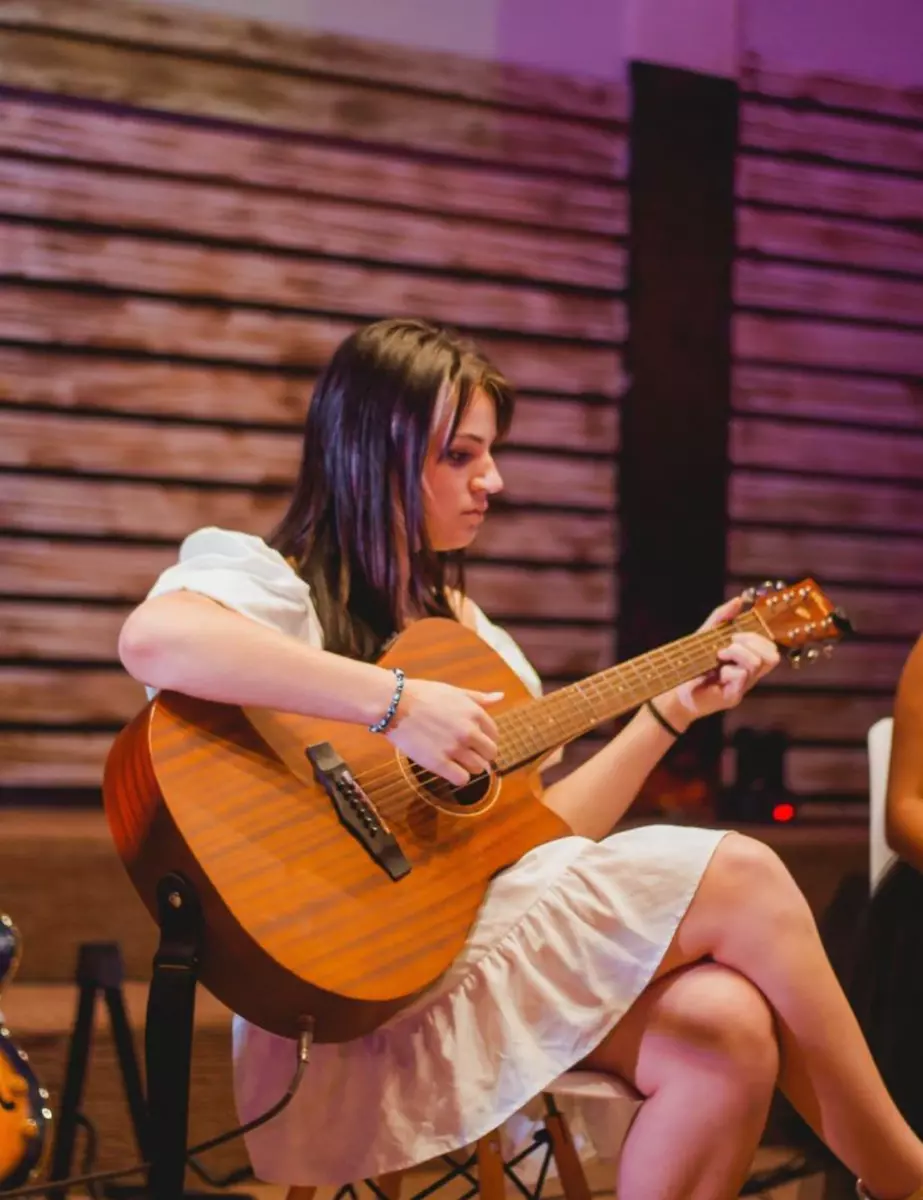 Shylo, acoustic guitar teacher